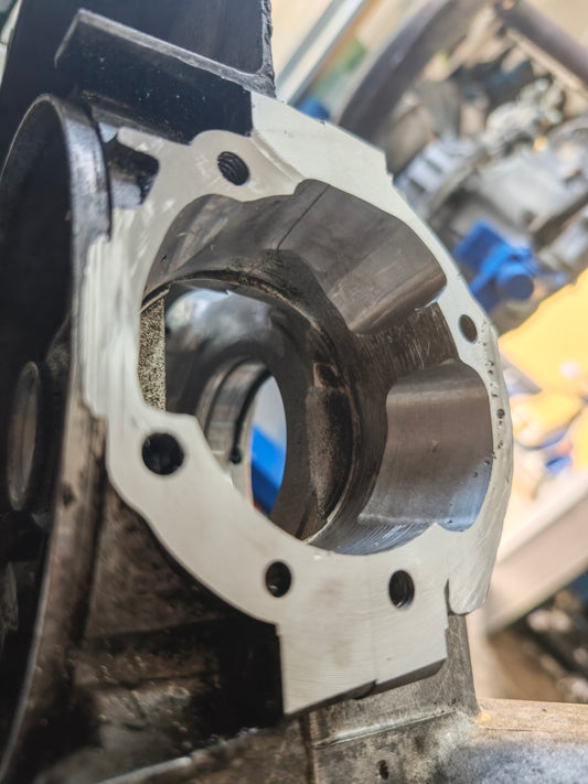 Spianatura base cilindro sul carter motore