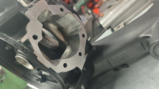 Spianatura base cilindro sul carter motore